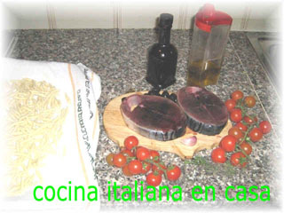 ingredientes: trofie al atún fresco con aceitunas y tomate
