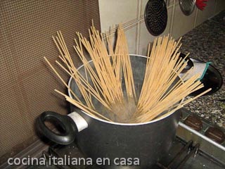 Hervir espaguetis