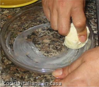 Ñoquis a la romana horneados con salvia y queso