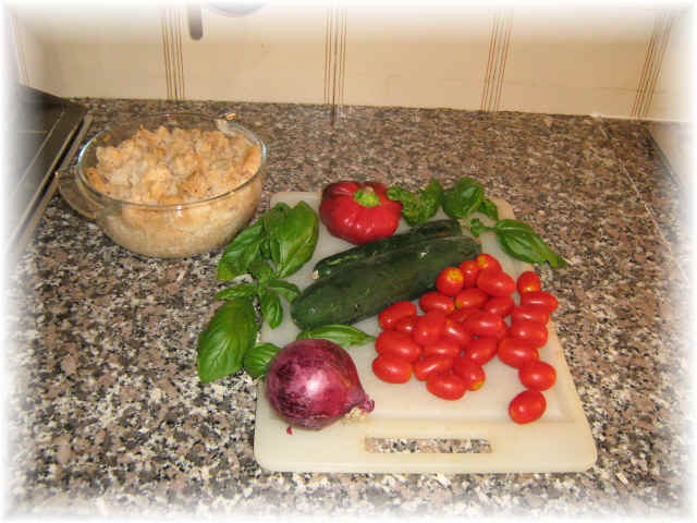 ensalada de pan mojado, cebola y tomate: ingredientes