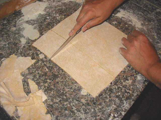 como hacer tortellini: pasta rellena con forma de anillo
